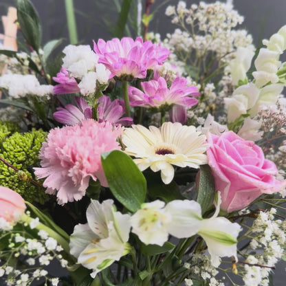 NL Signature Bouquet in Vase